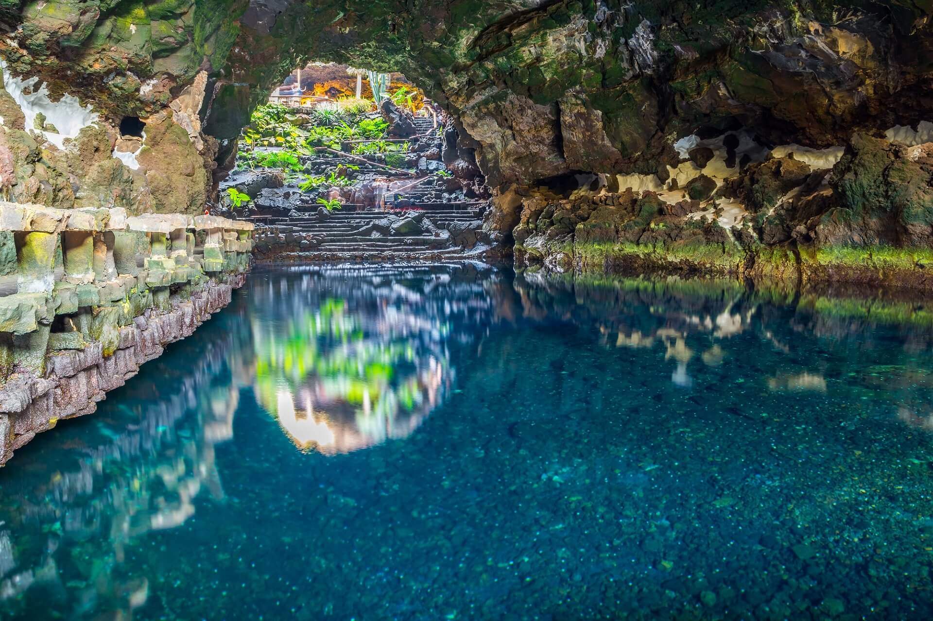 Lago subterráneo de aguas cristalinas dentro del tubo volcánico de Jameos del Agua