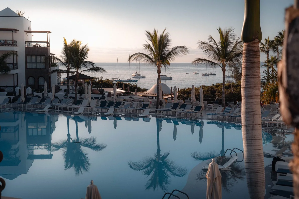 Arquitectura baja y blanca del Princesa Yaiza Suite Hotel