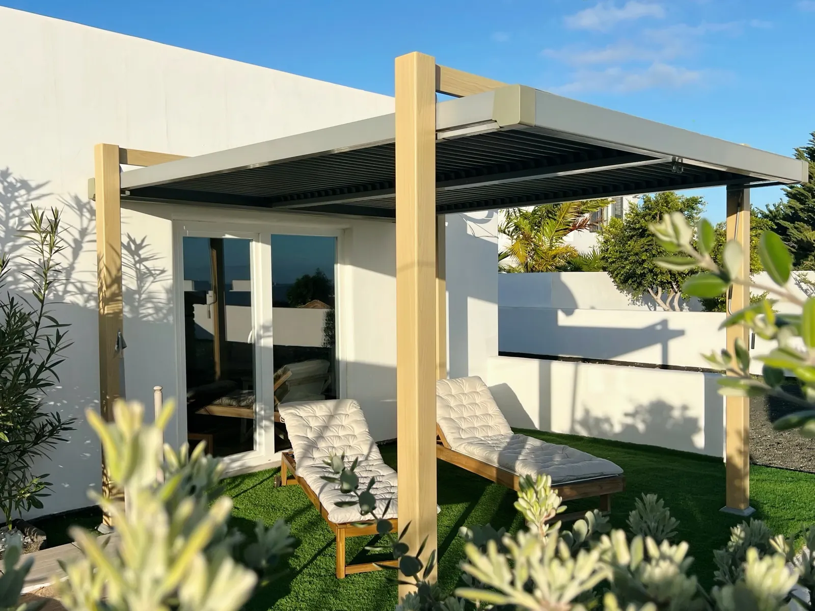 Pérgola con tumbonas en Chalet Emily, Costa Teguise