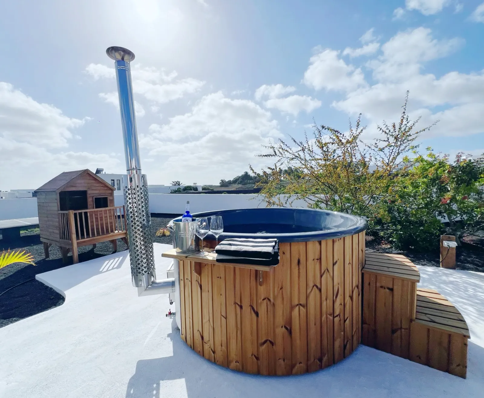 Hot tub de leña en la terraza de Chalet Emily