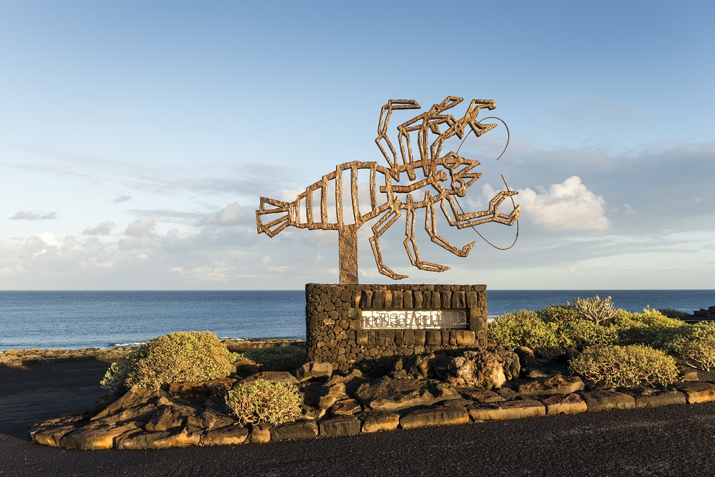Escultura del cangrejo a la entrada de Jameos del Agua con el océano de fondo
