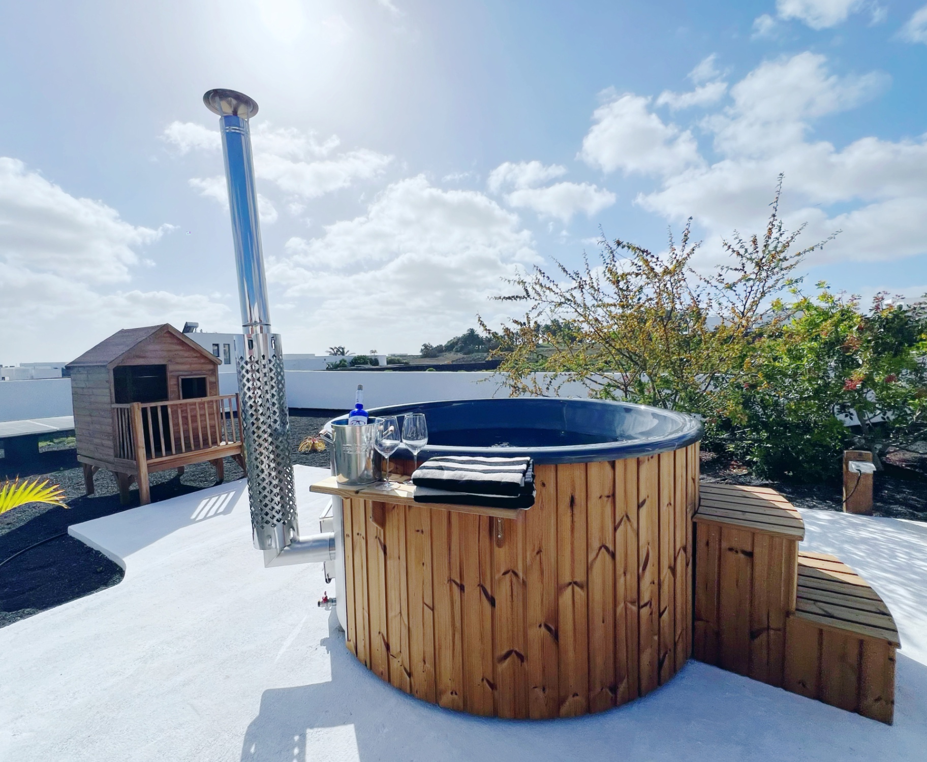 Hot tub de leña en la terraza de Chalet Emily