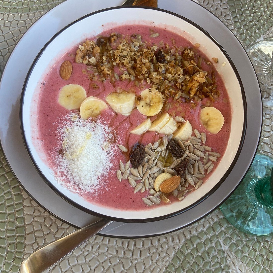 Simple y Natural pink smoothie bowl with granola and banana