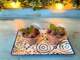 Simple y Natural chocolate mousse with berries and mint