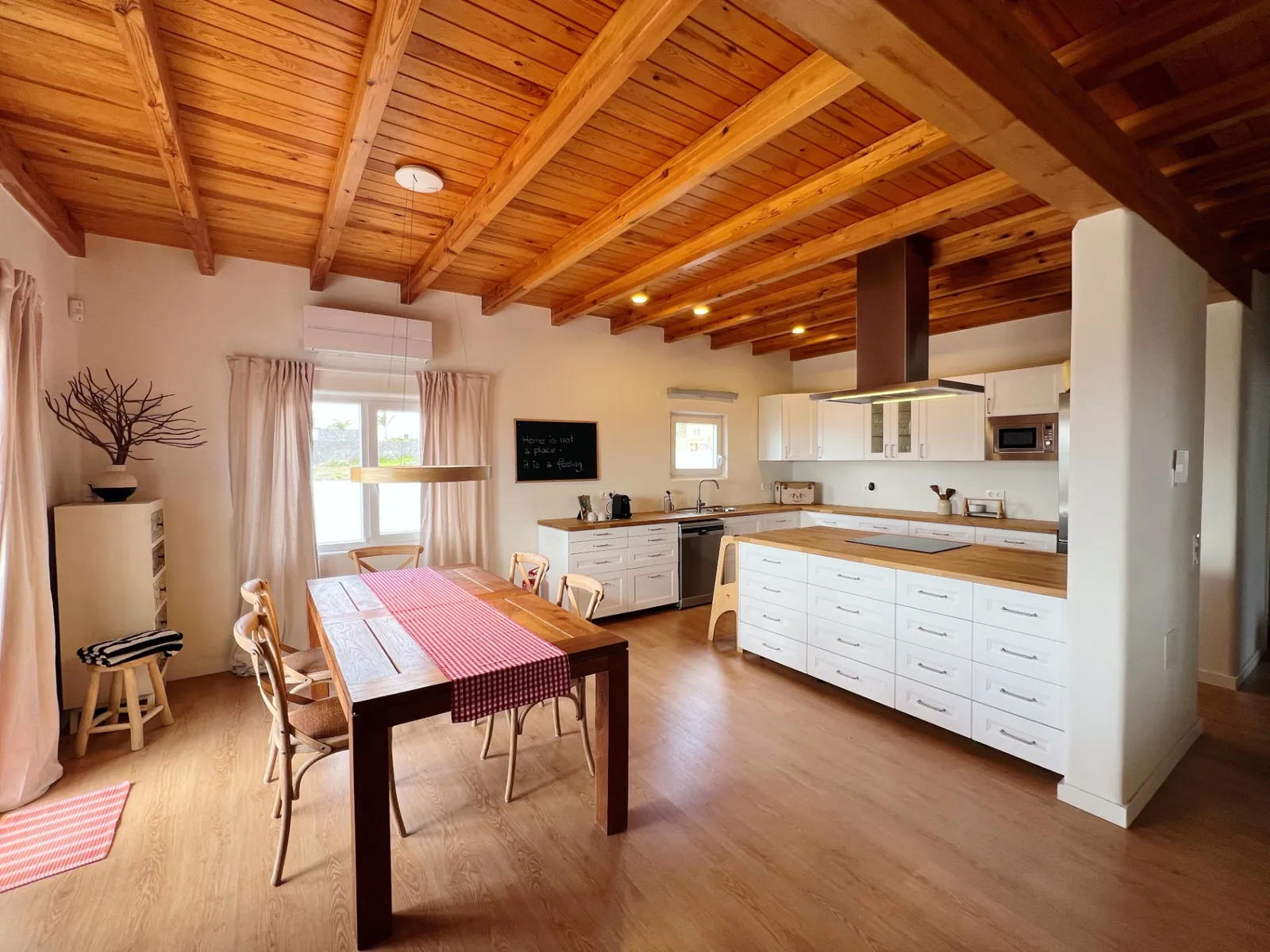 Cocina y comedor alpine chic en Chalet Emily