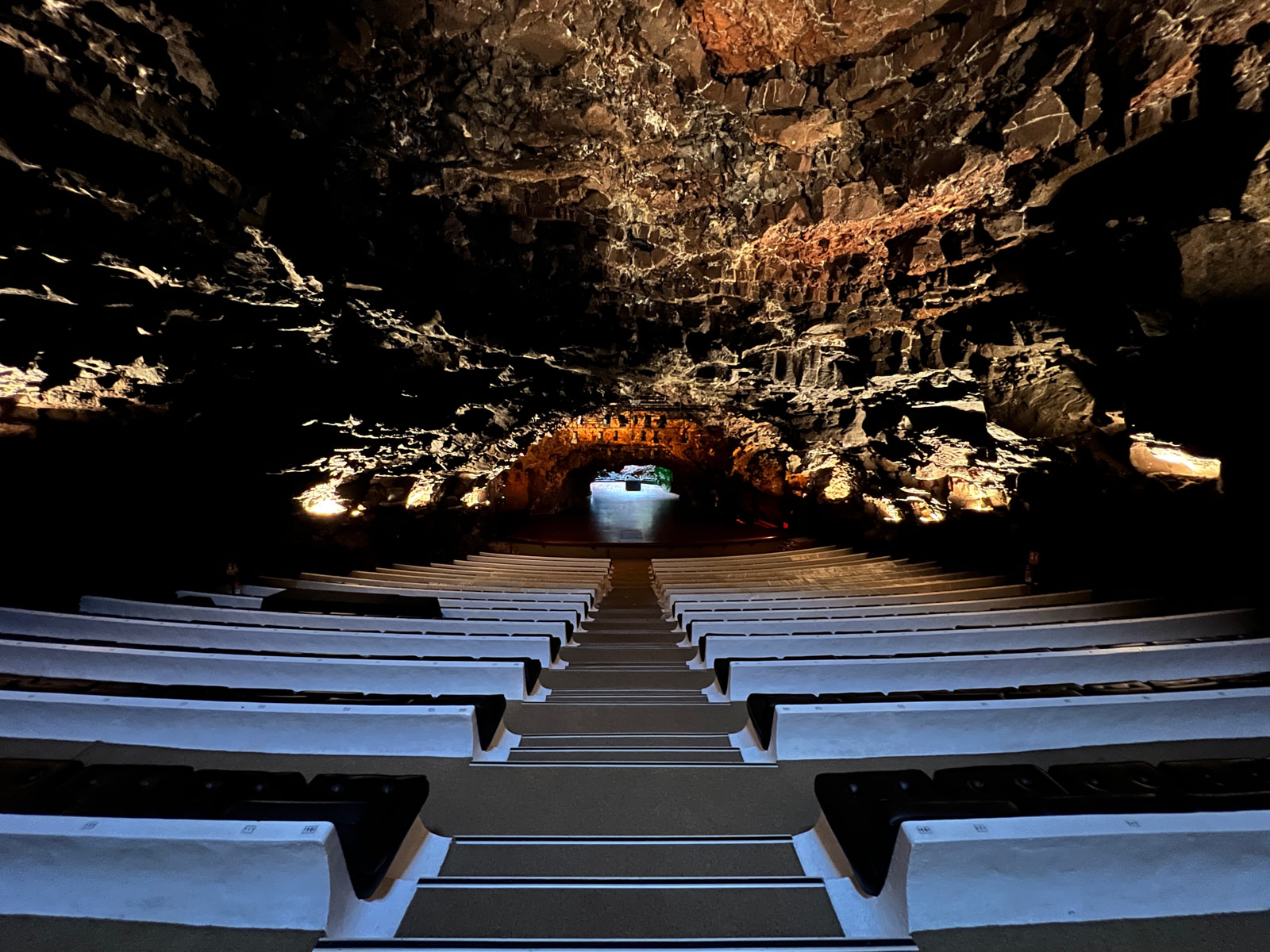 Auditorio natural de Jameos del Agua excavado en lava