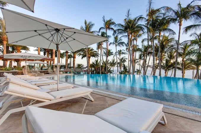 Piscina y jardines frente al mar en el Hotel Fariones de Puerto del Carmen