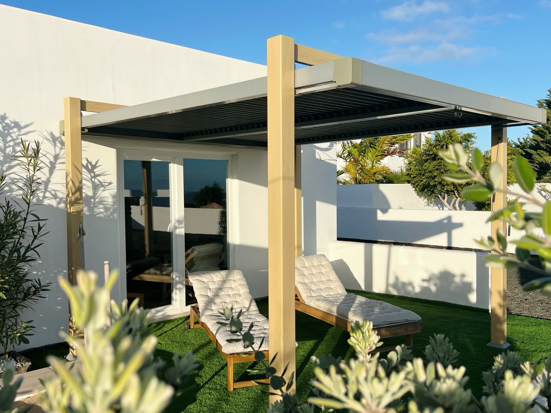 Pérgola con tumbonas en Chalet Emily, Costa Teguise