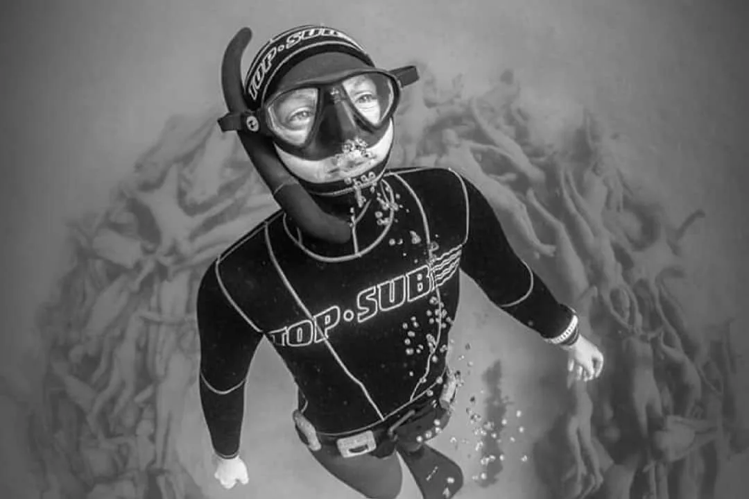 Freediver in Apnoe unter Wasser auf Lanzarote, Schwarz-Weiß-Fotografie