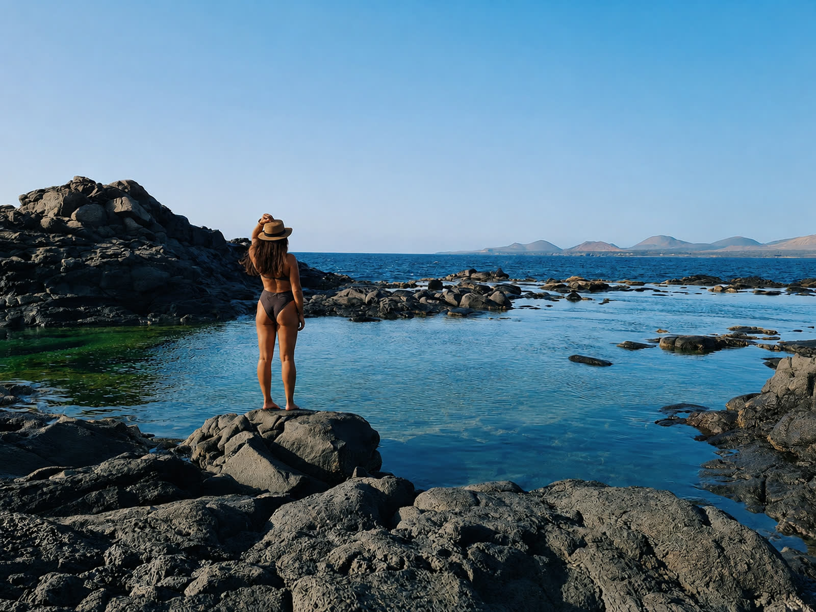 Costa volcánica de Los Charcones con vistas a Fuerteventura