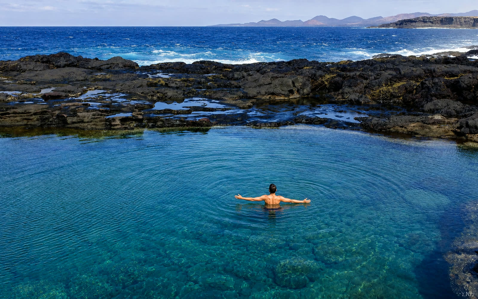 Baño en una de las piscinas naturales de Los Charcones