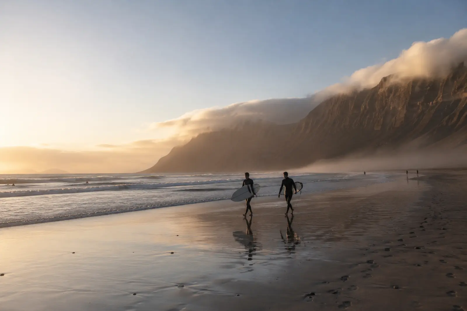 Famara: cinco kilómetros de arena bajo el Risco — qué hacer en Lanzarote